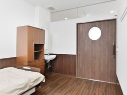 居室のベッドと洗面台