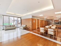 木目調の明るいラウンジ空間