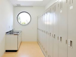 丸窓のある明るい更衣室