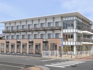 明るい外観の建物
