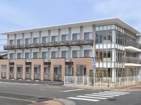 明るい外観の建物