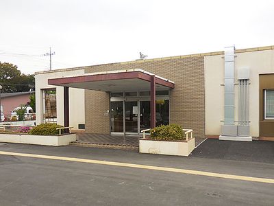 広い出入口の施設外観
