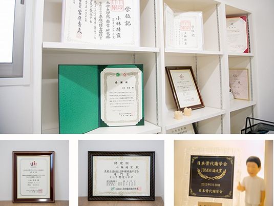 賞状が並ぶ展示棚  