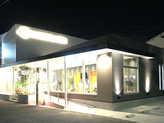 夜の施設外観  
