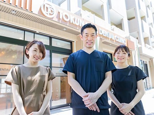 スタッフが並ぶ外観  