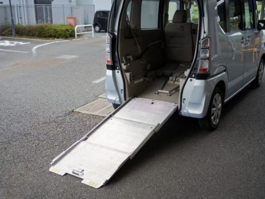 車椅子用スロープ付き車両  