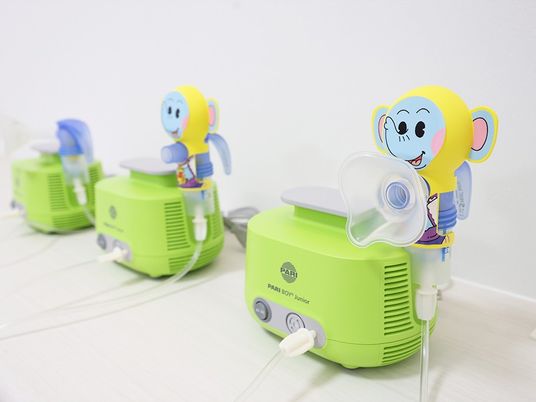 ネブライザー機器の並ぶ台  