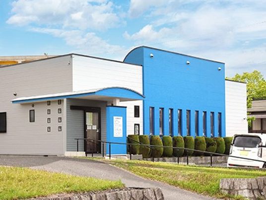 青い外壁の建物外観  