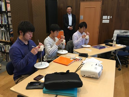 訓練室で実習する様子  