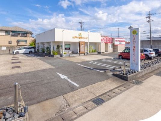 施設の外観と駐車場  