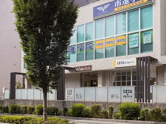 明るい外観の建物前  