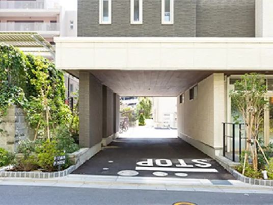 建物下の車寄せ外観  