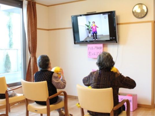 リビングでテレビを見る人々