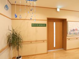 温かみのある廊下と掲示物