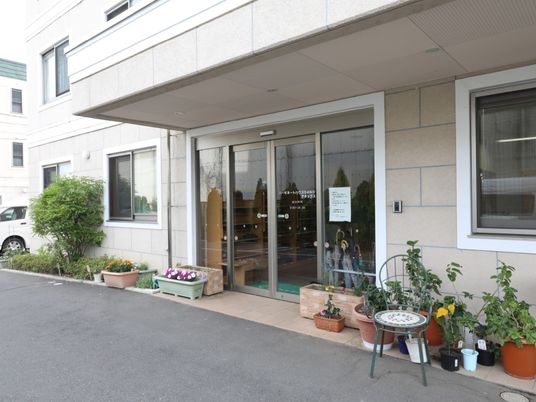 緑あふれる明るいエントランス