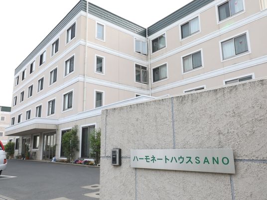 入口付近の建物外観