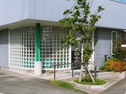 建物外観と植栽の様子  