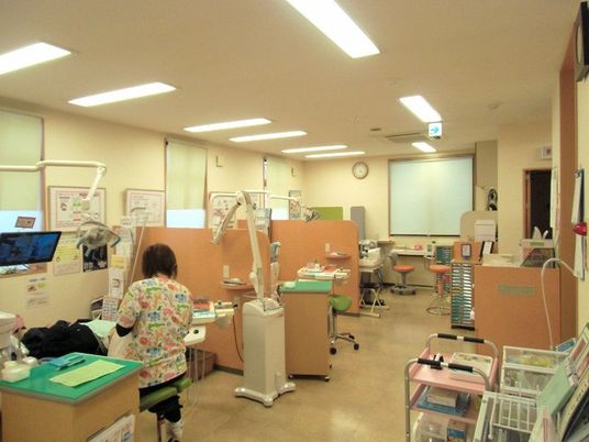 スタッフが作業する機能訓練室  