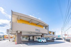 青空の下の施設建物