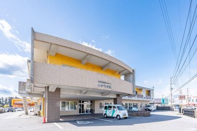 青空の下の施設建物