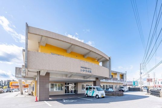 青空の下の施設建物