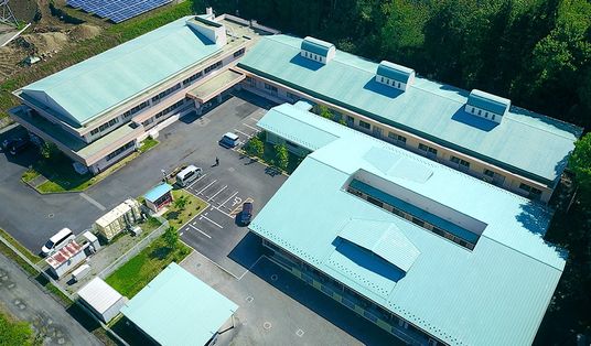 駐車場付き建物の外観