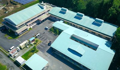 駐車場付き建物の外観