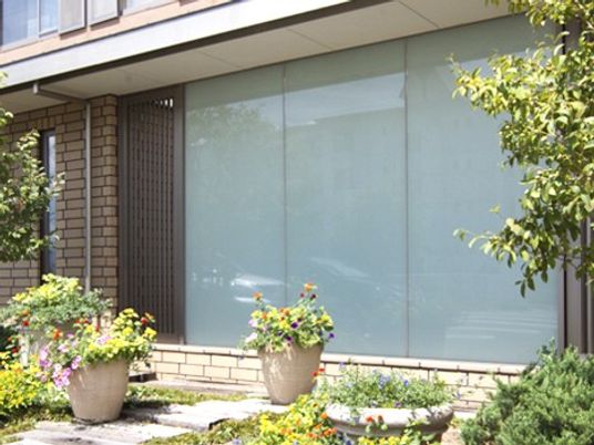 花壇がある建物の外観  