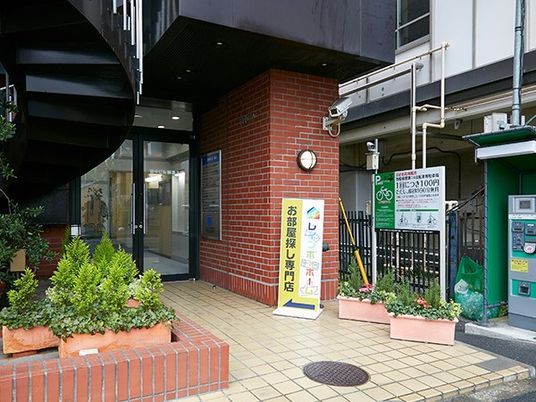 施設の入口外観  