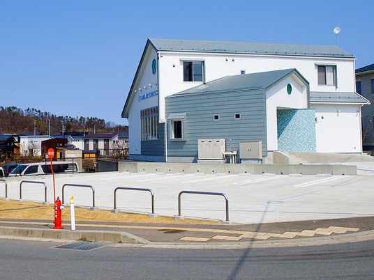 白い外観の施設建物  