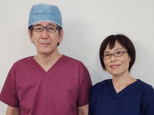 スタッフ2人の制服姿  