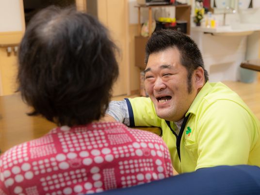 スタッフと入居者の交流