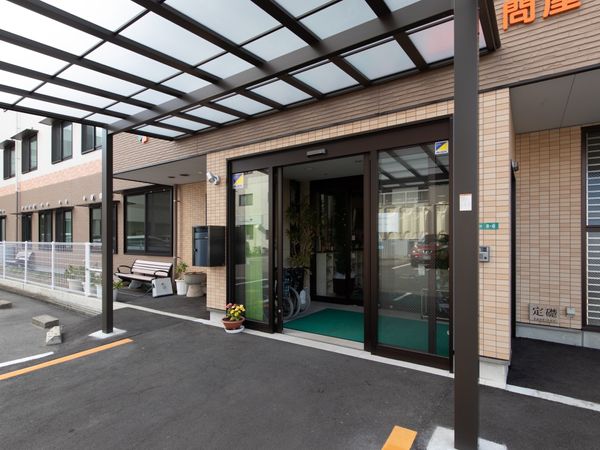 エントランスの明るい風景