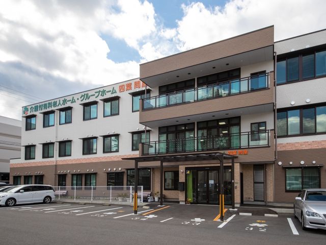 清潔感ある建物の外観 外観 広々とした駐車場を備えたモダンなデザインです。ご利用者の方々が快適に過ごせるよう工夫された環境が整っています。