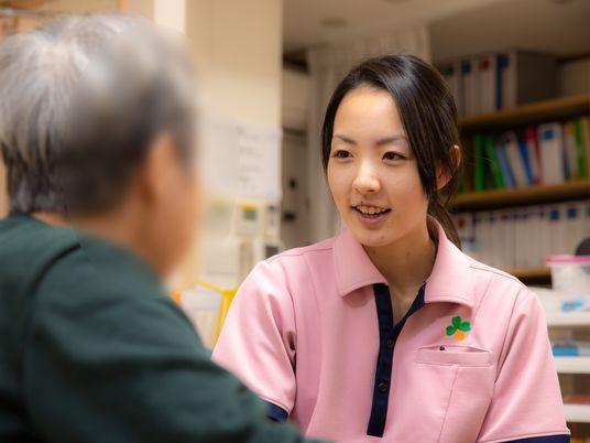 笑顔で会話するスタッフ