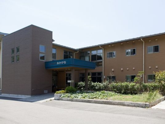 落ち着いた外観の建物  