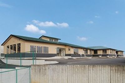 広々とした建物の外観