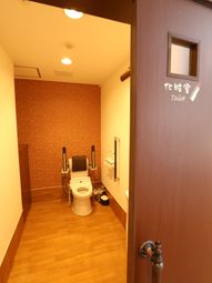 木目調の洗練されたトイレ空間