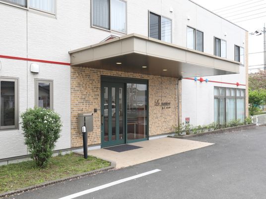  白壁と煉瓦のエントランス  