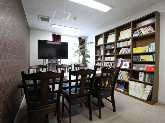  本棚とテレビのある空間  