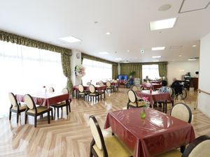 広々とした明るい食堂  