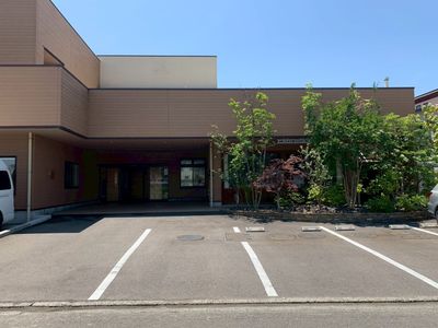 緑豊かな建物外観