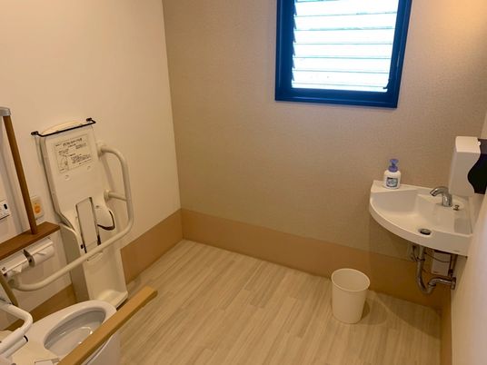 手すり付きの清潔な空間