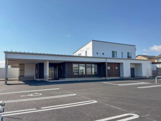 明るい建物外観  