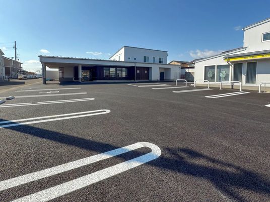 広い駐車場の外観  