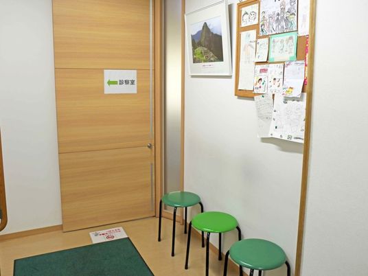 診察室前の廊下  