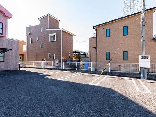 建物外観と駐車場  