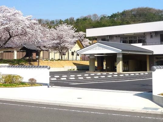 桜が見える外観  