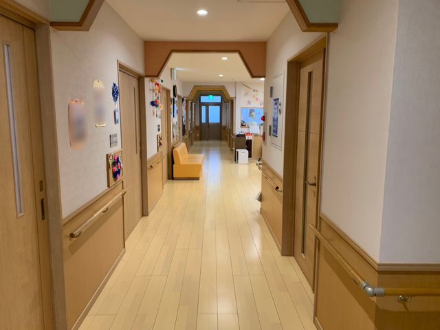 温かみのある廊下 廊下 温かみのある廊下では、手すりが備えられており、安全に移動できます。掲示物も見やすく工夫されています。