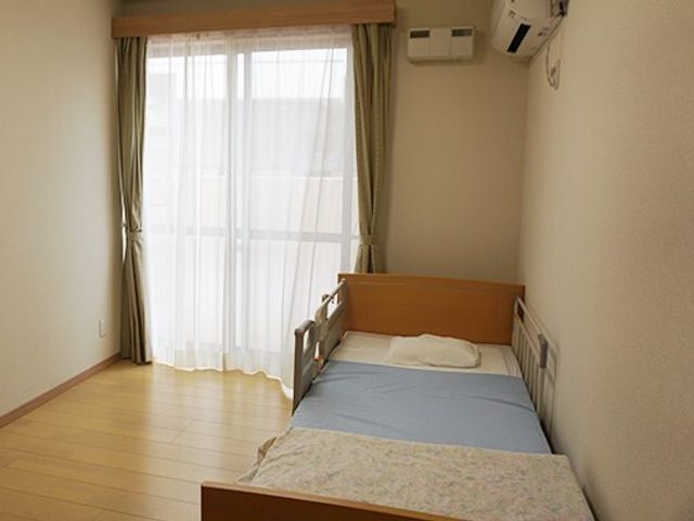 シンプルな個室の居室 居室 落ち着いた色合いの居室は、明るく清潔感があります。日々の生活で心地よい時間を過ごせる空間となっています。